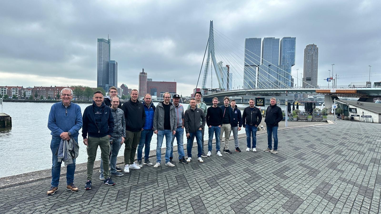 Gruppenfoto von Mitarbeitern vor einer Skyline.