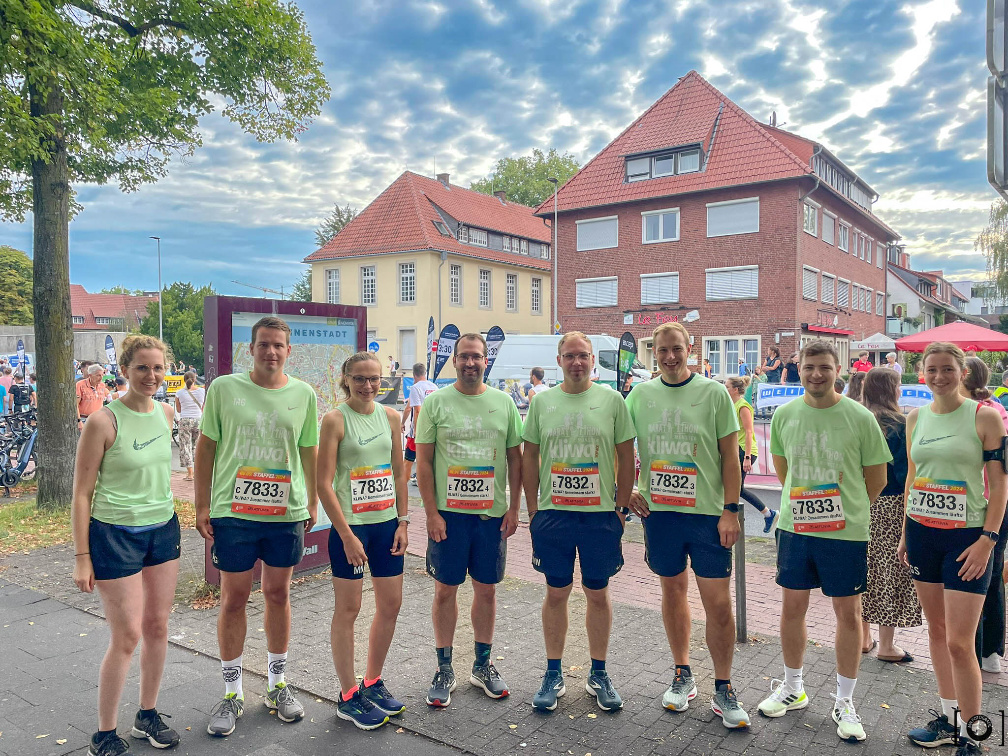 Mitarbeiter von Kliwa, die bei einem Marathon mitmachen & für ein Foto posieren.