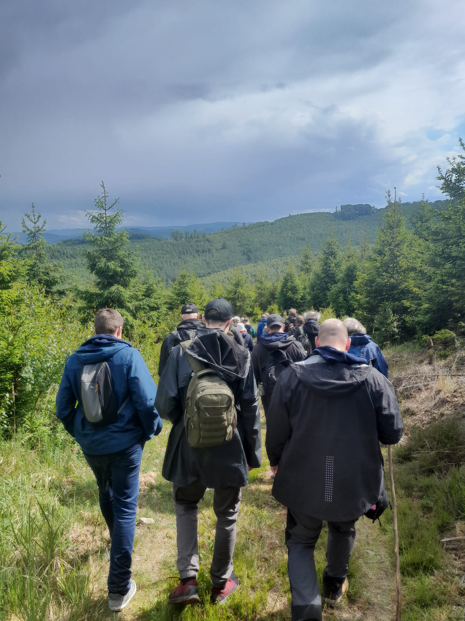 Gruppenfoto von Mitarbeitern bei einem Wanderausflug.
